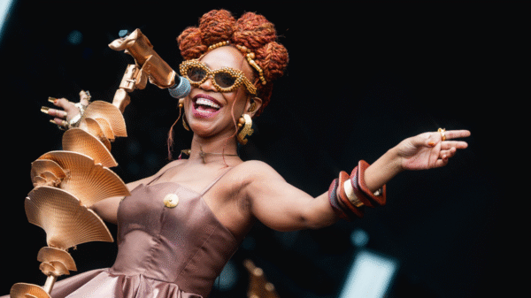 Filho de Karol Conká faz dueto surpresa com a mãe no The Town