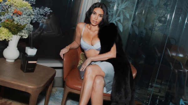 Kim Kardashian revela que mãe armou date às escuras disfarçado de entrevista de emprego: 'Levei meu currículo'