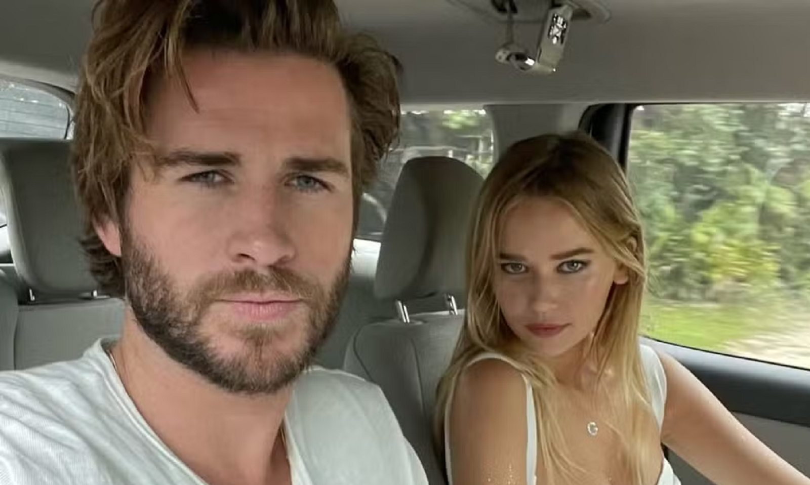 Liam Hemsworth e Gabriella Brooks anunciam noivado com foto de anel de diamante