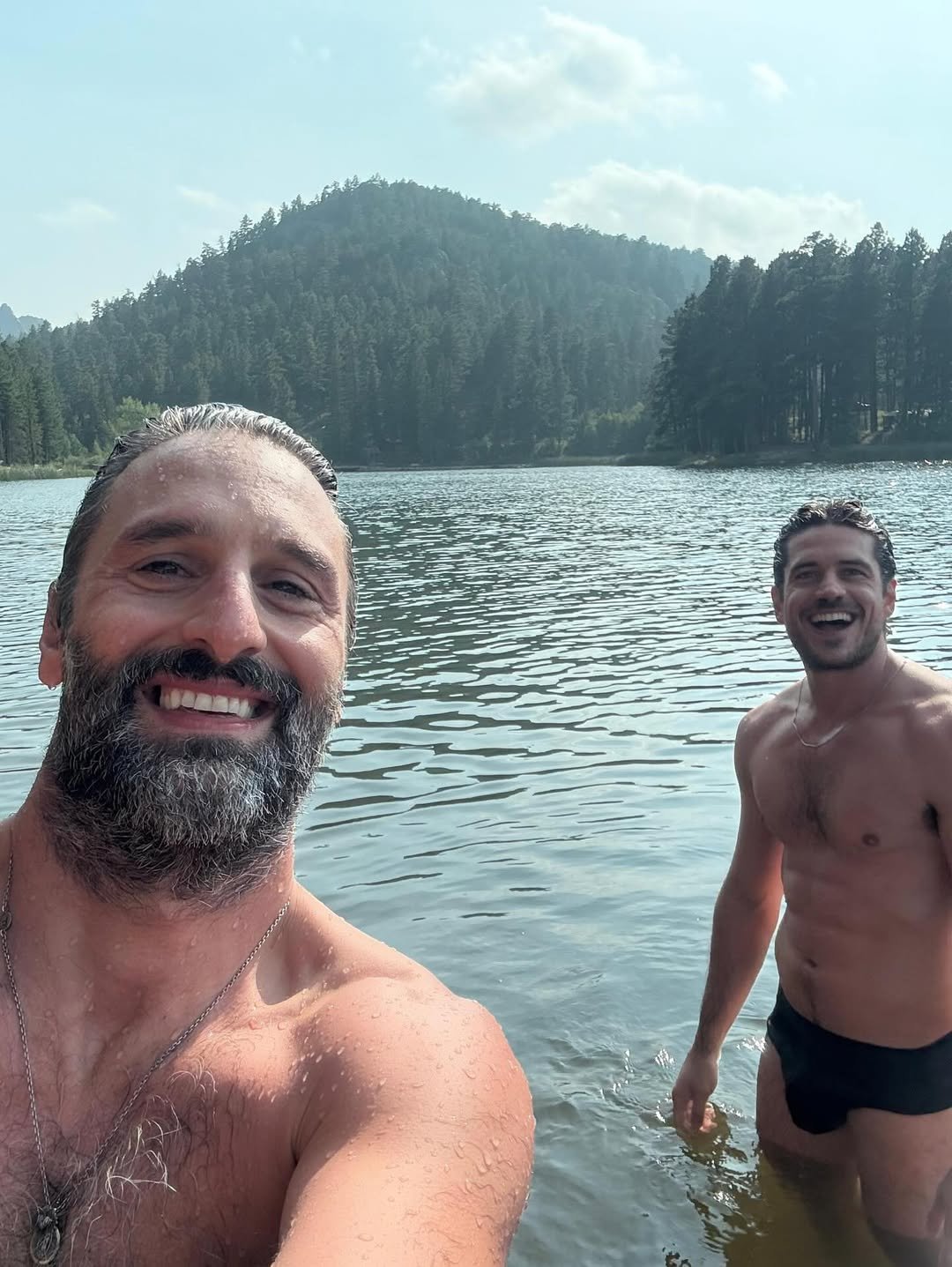 'Zoom autorizado': Marco Pigossi causa alvoroço com clique de sunga durante viagem