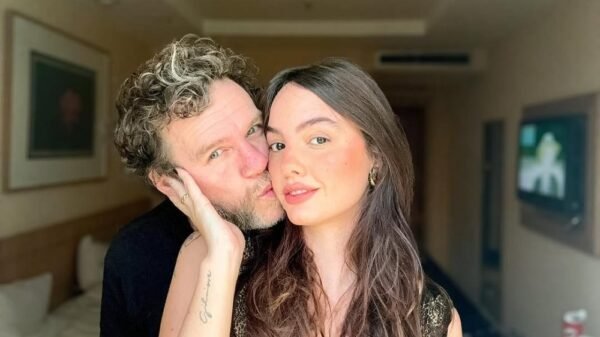 Cantor Otto se declara para a namorada 29 anos mais jovem: “Minha amada”