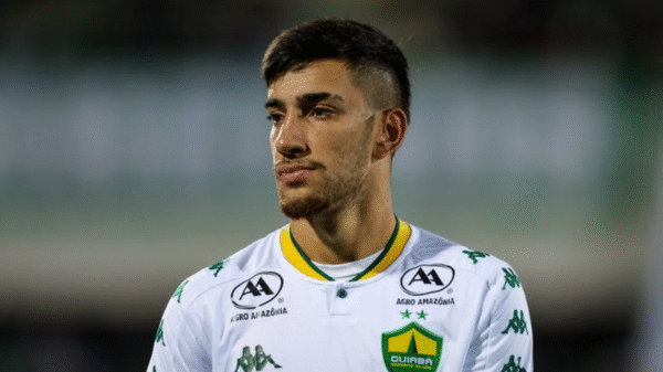 Quem é o ex-jogador do Santos flagrado chutando o portão da casa da namorada