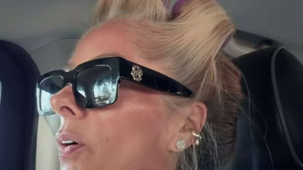 Adriane Galisteu se confunde com agenda e sai de casa de bobs no cabelo: “Rindo de nervoso”