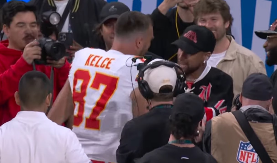 Travis Kelce, noivo de Taylor Swift, cumprimenta Neymar durante jogo da NFL na Neo Química Arena