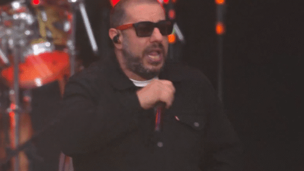 CPM 22 entrega baciada de hits em show nostálgico do The Town