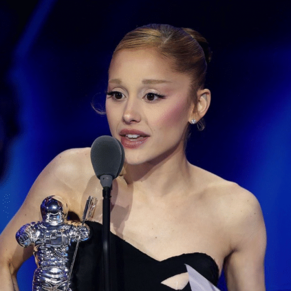 Ariana Grande fala pela primeira vez sobre pausa na carreira