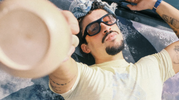 Bad Bunny explica ausência de shows nos EUA em entrevista à i-D Magazine