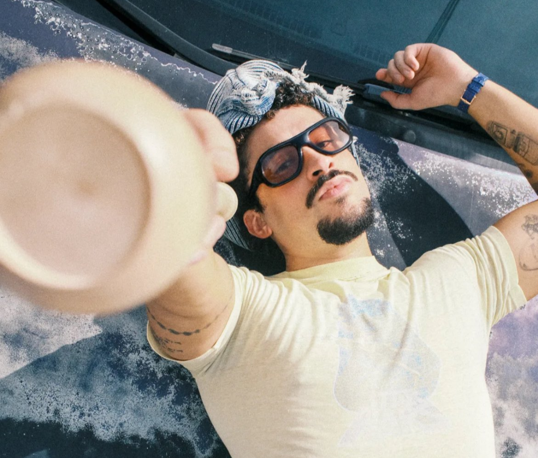 Bad Bunny explica ausência de shows nos EUA em entrevista à i-D Magazine