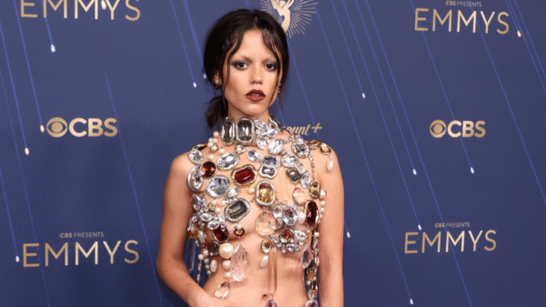 Veja os looks dos famosos no tapete vermelho do Emmy 2025