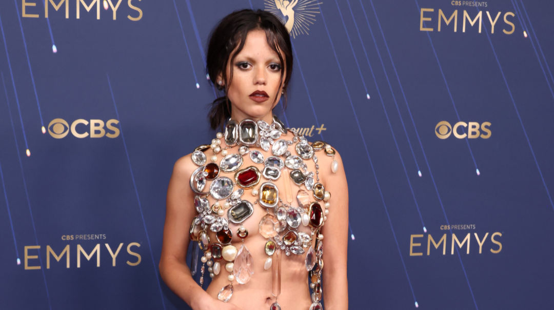 Veja os looks dos famosos no tapete vermelho do Emmy 2025