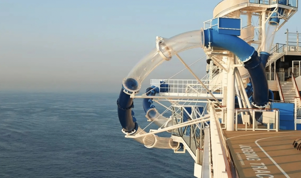 Passageira fica presa em toboágua de navio a 50 metros acima do mar; vídeo 52 Passageira fica presa em toboágua de navio a 50 metros acima do mar; vídeo