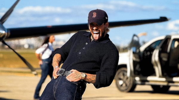 Fã questiona dança de Zé Felipe e cantor dá resposta atravessada