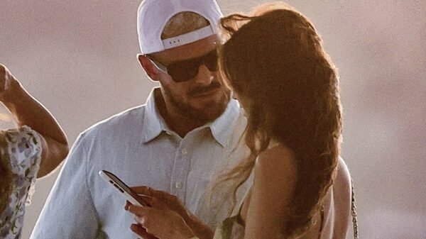 Zac Efron e Nina Dobrev curtem passeio de iate coladinhos e reacendem rumores de romance