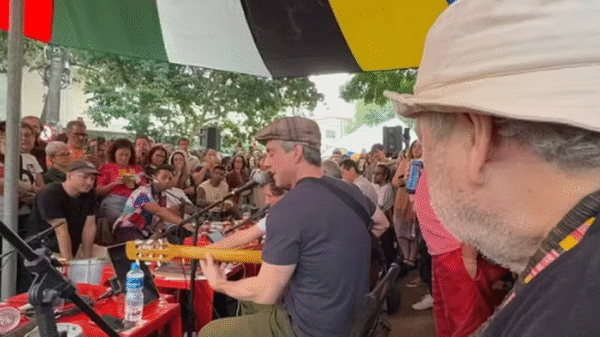 Alexandre Nero surpreende ao soltar a voz em roda de samba no Rio