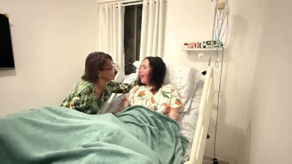 **Cantora gospel Amanda Wanessa é transferida para a casa dos pais após decisão judicial** A cantora gospel Amanda Wanessa, em estado de “coma vigil” desde um grave acidente de trânsito ocorrido em janeiro de 2021, foi transferida para a casa dos pais, onde agora vive sob os cuidados da família materna. A mudança aconteceu na tarde da última sexta-feira (26), após uma decisão judicial que concedeu a curatela da artista à irmã, a neuropsicóloga Danyele Mendes. A primeira imagem de Amanda no novo lar foi compartilhada por Danyele nas redes sociais. Na foto, a cantora aparece em um ambiente preparado para oferecer suporte ao seu bem-estar. "Em meio aos desafios da vida, encontramos força na nossa fé. A nossa ligação é um laço forte e inquebrável, construído com amor e princípios", escreveu a irmã na legenda da publicação. ### Disputa familiar e decisão da Justiça A transferência de Amanda aconteceu em meio a uma disputa judicial envolvendo o marido da cantora, Dobson dos Santos, e a família dela. A Justiça concedeu a curatela a Danyele Mendes no último dia 22 de setembro. A decisão legal torna a irmã responsável tanto pelos cuidados de Amanda quanto pela administração de seus bens. Até então, Amanda morava com o marido e a filha, Mel, de 12 anos, em um apartamento. Com a nova medida, a cantora agora está sob os cuidados diretos dos pais e da irmã, na casa da família. Amanda Wanessa era um dos nomes promissores da música gospel brasileira até sofrer o acidente que a deixou em estado vegetativo. Desde então, sua condição de saúde exige cuidados constantes e especializados. A família segue pedindo orações e apoio neste momento delicado.