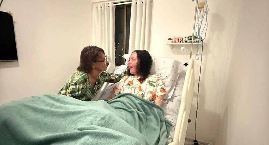 **Cantora gospel Amanda Wanessa é transferida para a casa dos pais após decisão judicial** A cantora gospel Amanda Wanessa, em estado de “coma vigil” desde um grave acidente de trânsito ocorrido em janeiro de 2021, foi transferida para a casa dos pais, onde agora vive sob os cuidados da família materna. A mudança aconteceu na tarde da última sexta-feira (26), após uma decisão judicial que concedeu a curatela da artista à irmã, a neuropsicóloga Danyele Mendes. A primeira imagem de Amanda no novo lar foi compartilhada por Danyele nas redes sociais. Na foto, a cantora aparece em um ambiente preparado para oferecer suporte ao seu bem-estar. "Em meio aos desafios da vida, encontramos força na nossa fé. A nossa ligação é um laço forte e inquebrável, construído com amor e princípios", escreveu a irmã na legenda da publicação. ### Disputa familiar e decisão da Justiça A transferência de Amanda aconteceu em meio a uma disputa judicial envolvendo o marido da cantora, Dobson dos Santos, e a família dela. A Justiça concedeu a curatela a Danyele Mendes no último dia 22 de setembro. A decisão legal torna a irmã responsável tanto pelos cuidados de Amanda quanto pela administração de seus bens. Até então, Amanda morava com o marido e a filha, Mel, de 12 anos, em um apartamento. Com a nova medida, a cantora agora está sob os cuidados diretos dos pais e da irmã, na casa da família. Amanda Wanessa era um dos nomes promissores da música gospel brasileira até sofrer o acidente que a deixou em estado vegetativo. Desde então, sua condição de saúde exige cuidados constantes e especializados. A família segue pedindo orações e apoio neste momento delicado.