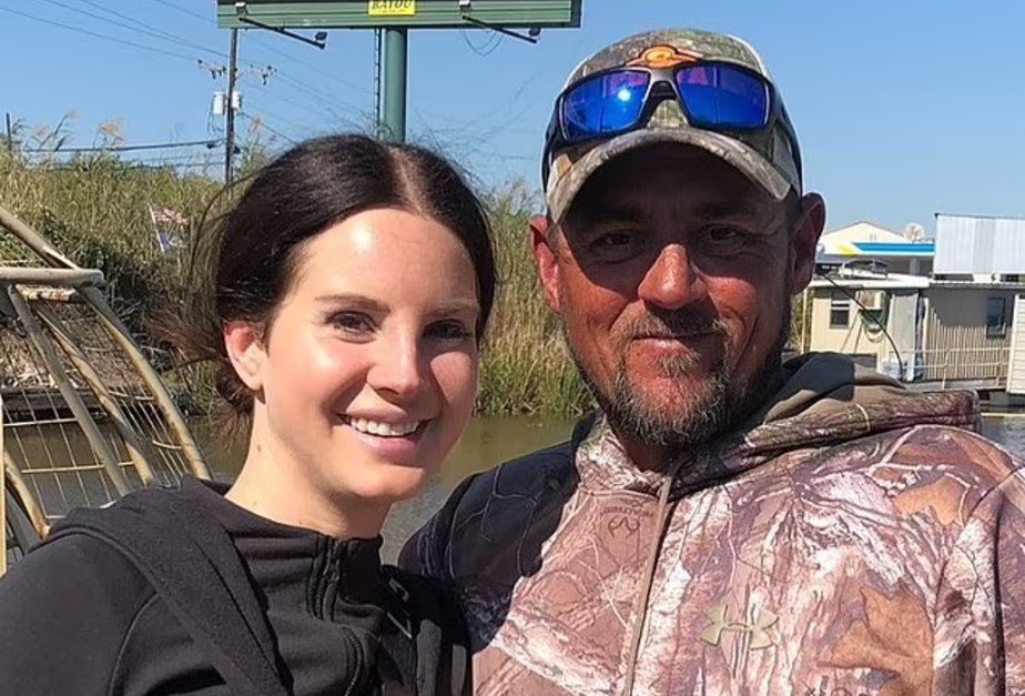 Lana Del Rey faz rara aparição com o marido Jeremy Dufrene em Los Angeles