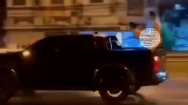 Influencer russo é preso após ser filmado fazendo sexo em picape em movimento