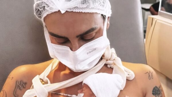 Após perda de bebê, Clara Maia segura gêmeo prematuro pela 1ª vez: “Carinho na alma”