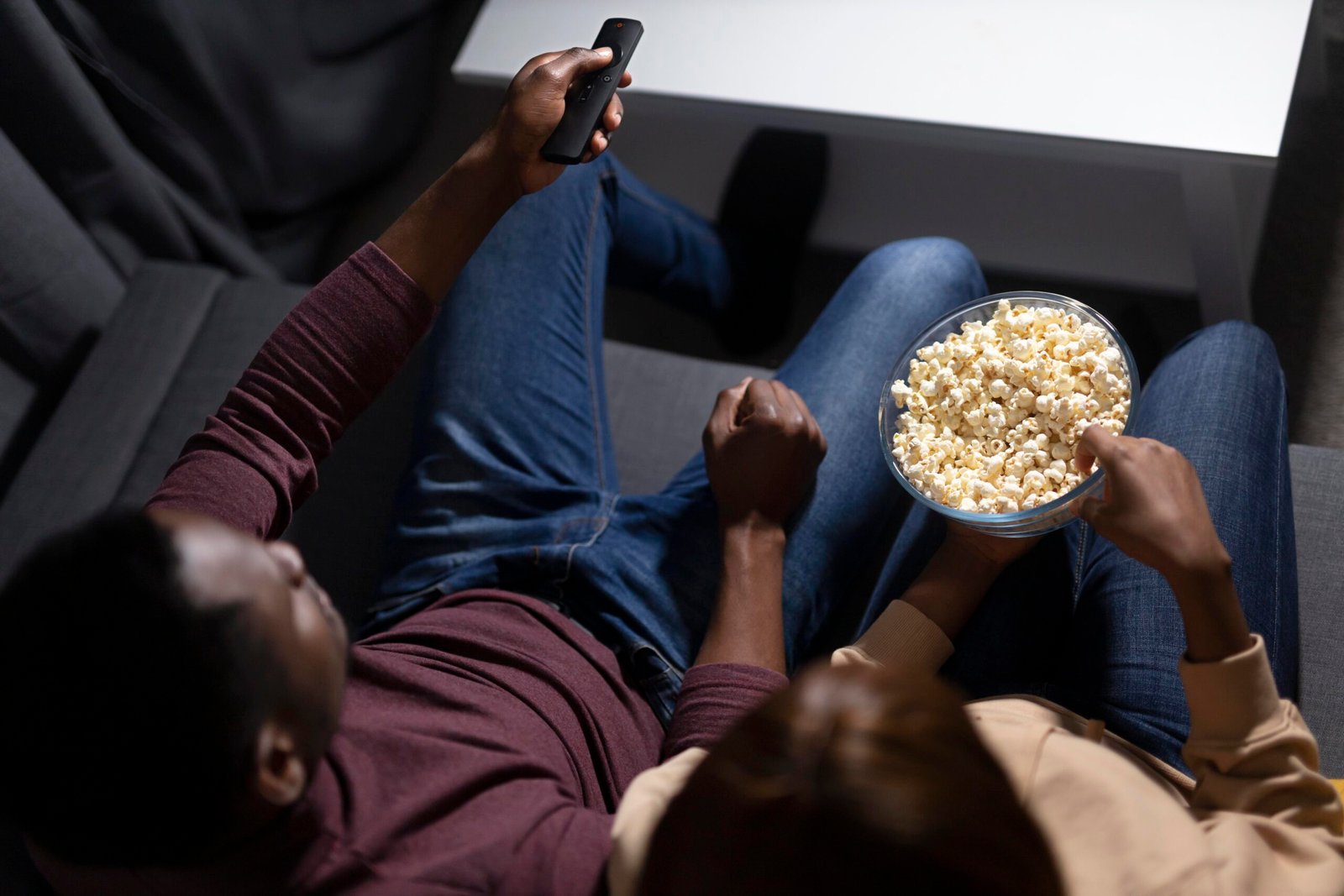 Estudo revela que maratonar séries reduz níveis de estresse, melhoram a memória e proporcionam bem-estar mental