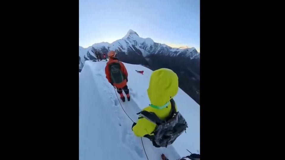 Vídeo: Turista morre ao tentar tirar selfie durante escalada em montanha na China
