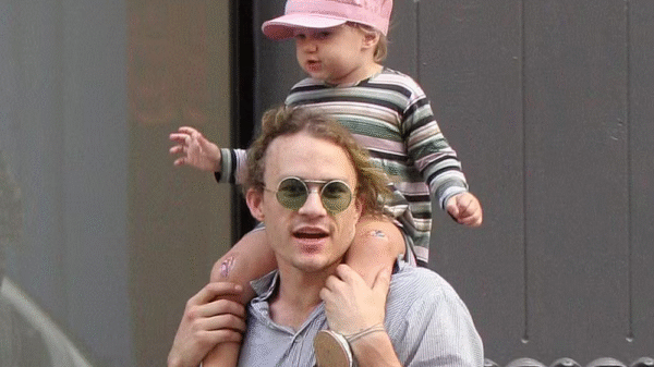 Filha de Heath Ledger e Michelle Williams faz rara aparição aos 19 anos em Nova York