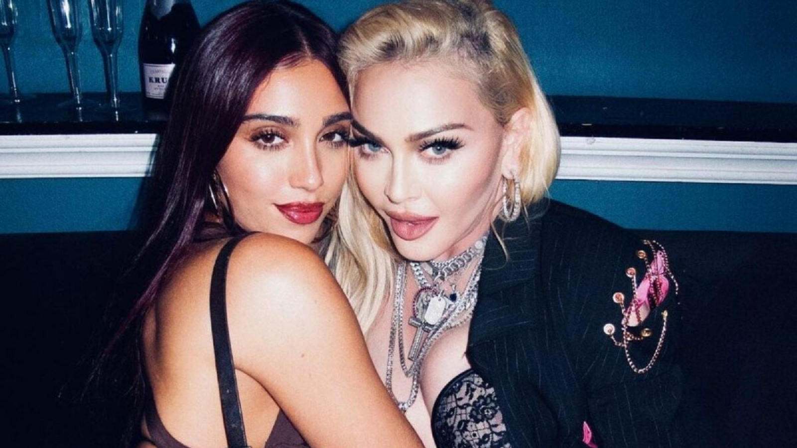 Lourdes Leon, filha de Madonna, sofre “falha de look” e tem seio à mostra durante evento em NY; veja