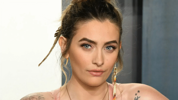 Paris Jackson, filha de Michael Jackson, denuncia marcações em fotos da autópsia de seu pai: “Psicopatas”