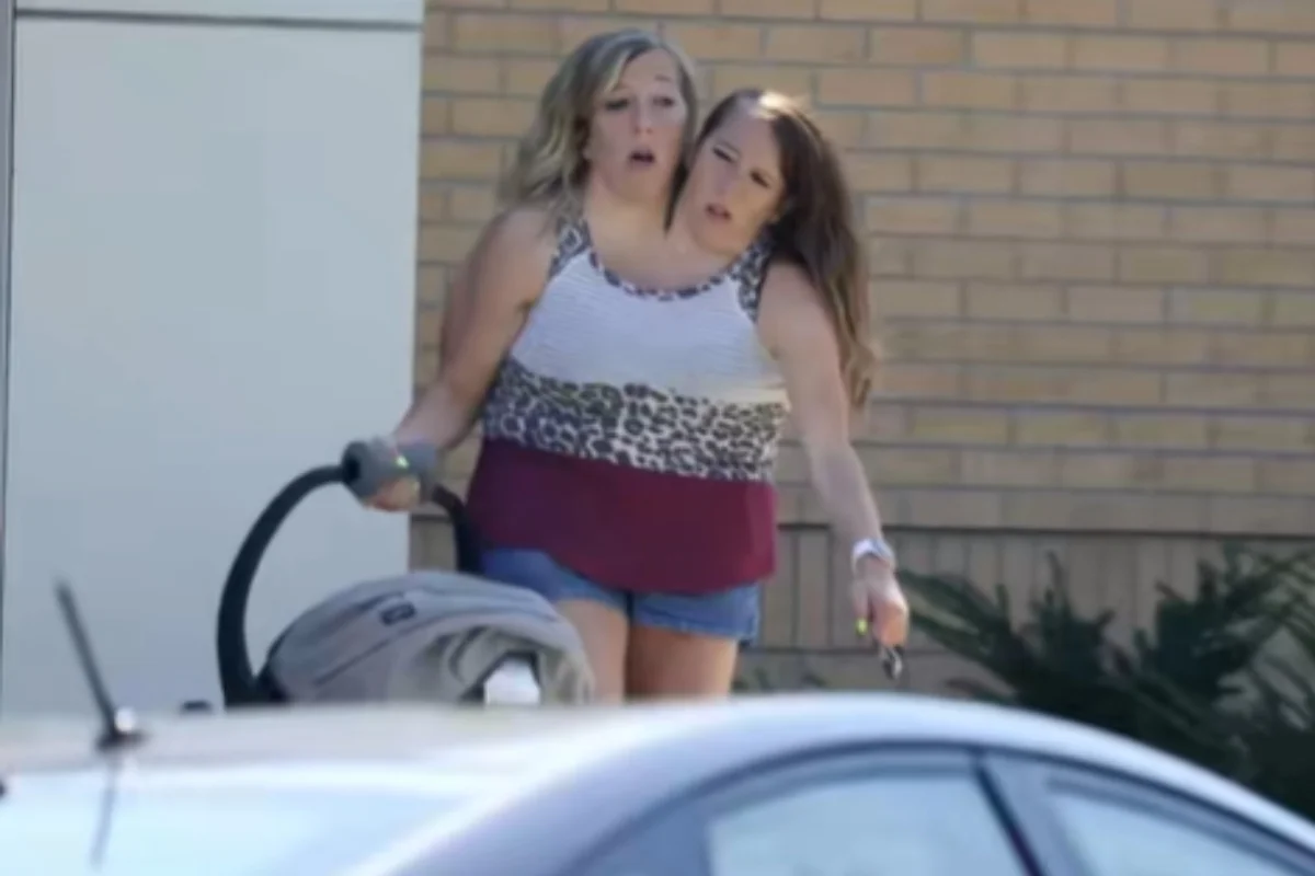 Gêmeas siamesas Abby e Brittany Hensel aparecem com bebê conforto e geram dúvidas