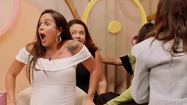 Grávida entra em trabalho de parto durante gravação de videocast sobre maternidade