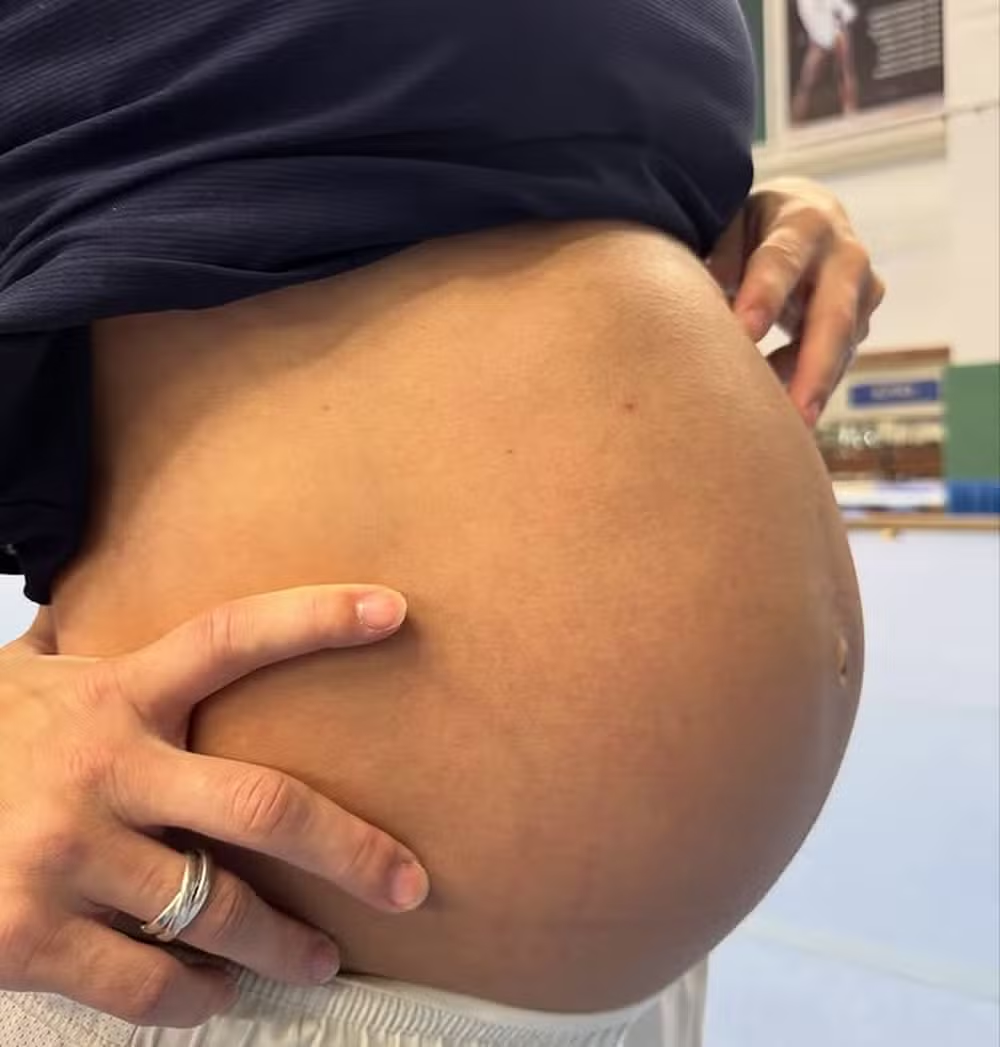 Jade Barbosa exibe barriga de grávida ao lado de colegas de ginástica
