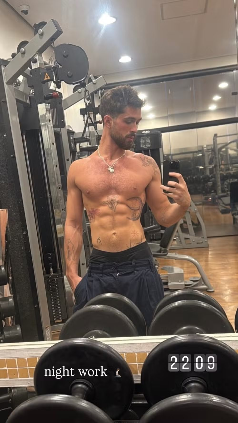 João Guilherme mostra tanquinho definido em treino noturno e agita a web; veja