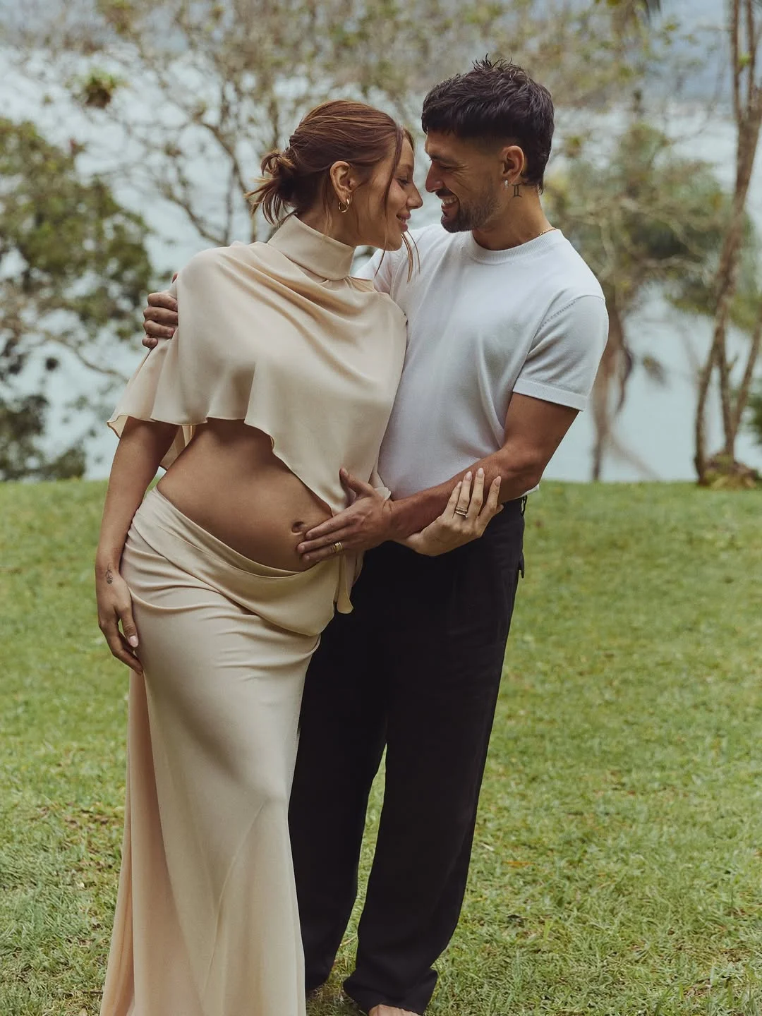 Arrascaeta e esposa anunciam que serão pais de um menino