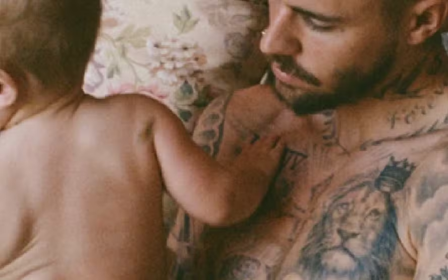 ustin Bieber compartilha foto com o filho Jack e fãs pedem para ver o rosto da criança