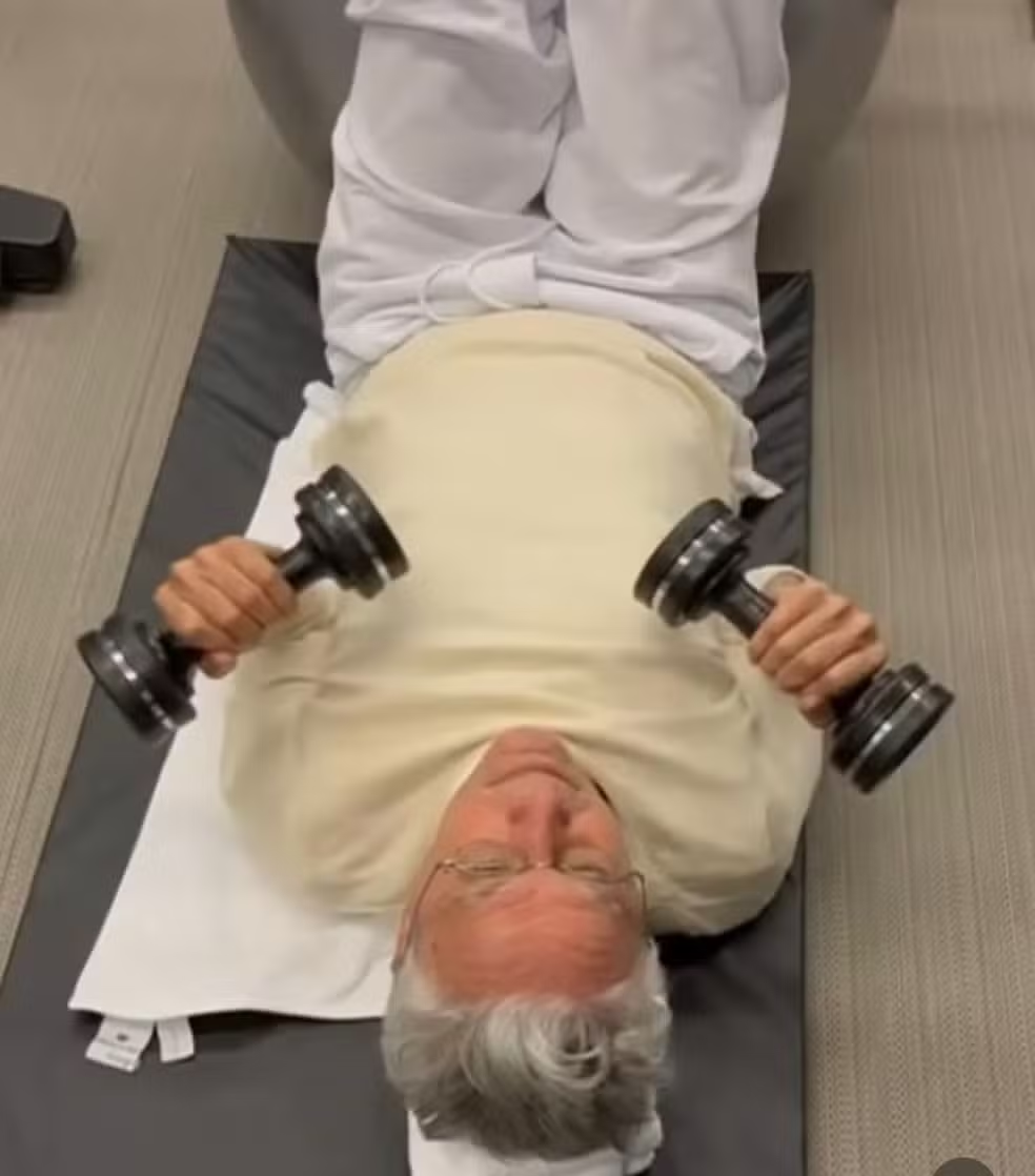 'A meta é estar tão bem quanto Ney Matogrosso', diz Caetano Veloso ao mostrar seu treino