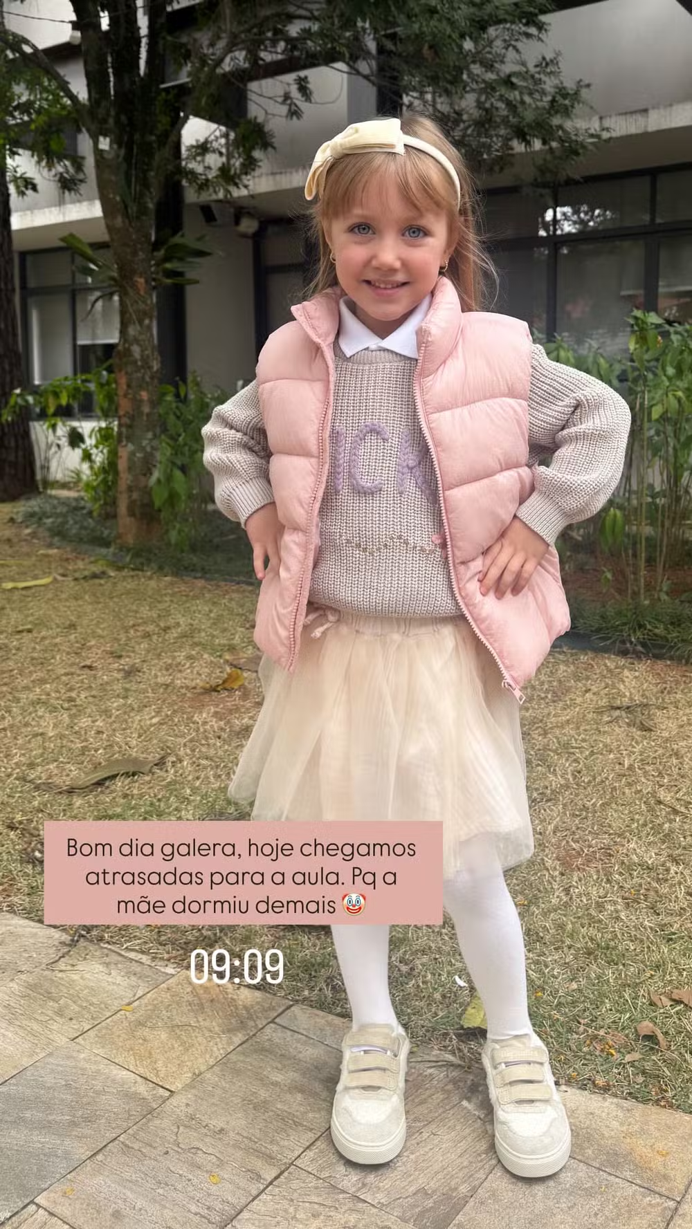 Ana Paula Siebert revela atraso ao levar a filha para a escola: “Dormi demais”