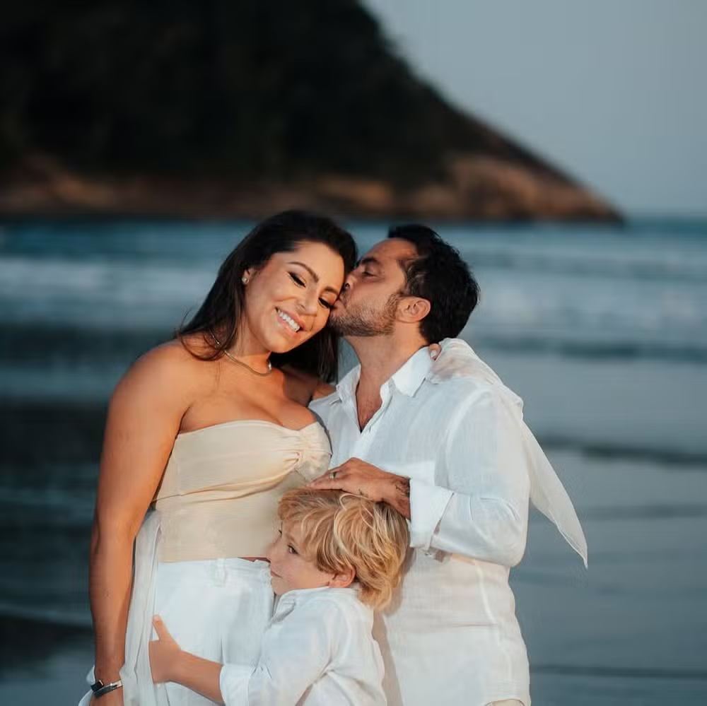 Thammy Miranda e Andressa Ferreira celebram segunda gravidez com ensaio na praia