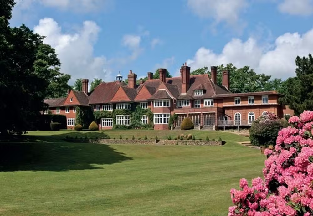 Mansão de R$ 43 milhões onde Adele morou encalha após declaração da cantora sobre fantasmas; veja fotos