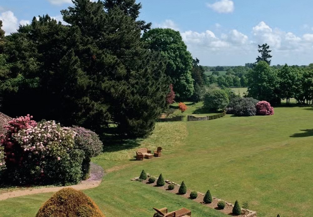 Mansão de R$ 43 milhões onde Adele morou encalha após declaração da cantora sobre fantasmas; veja fotos