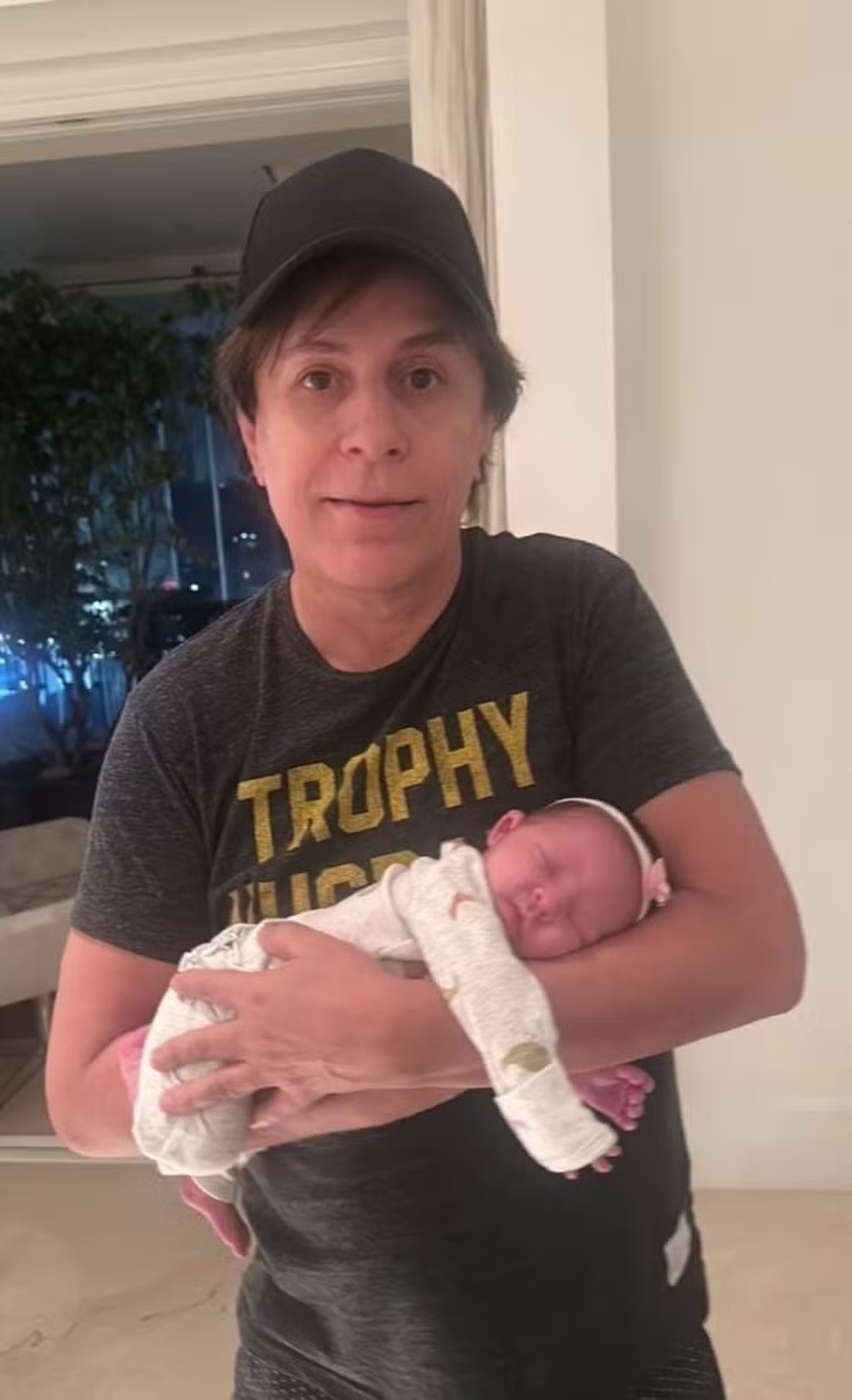 Tom Cavalcante encanta seguidores ao compartilhar momento de carinho com a neta recém-nascida; veja fotos