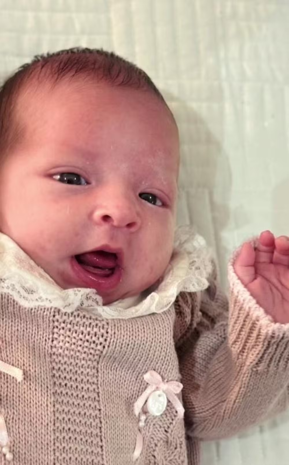 Tom Cavalcante encanta seguidores ao compartilhar momento de carinho com a neta recém-nascida; veja fotos