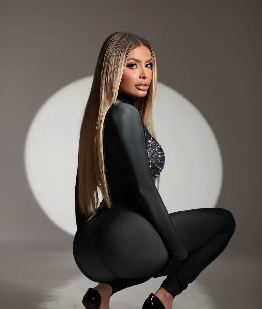 'Fui julgada como burra pelo tamanho do meu bumbum', revela influenciadora; veja