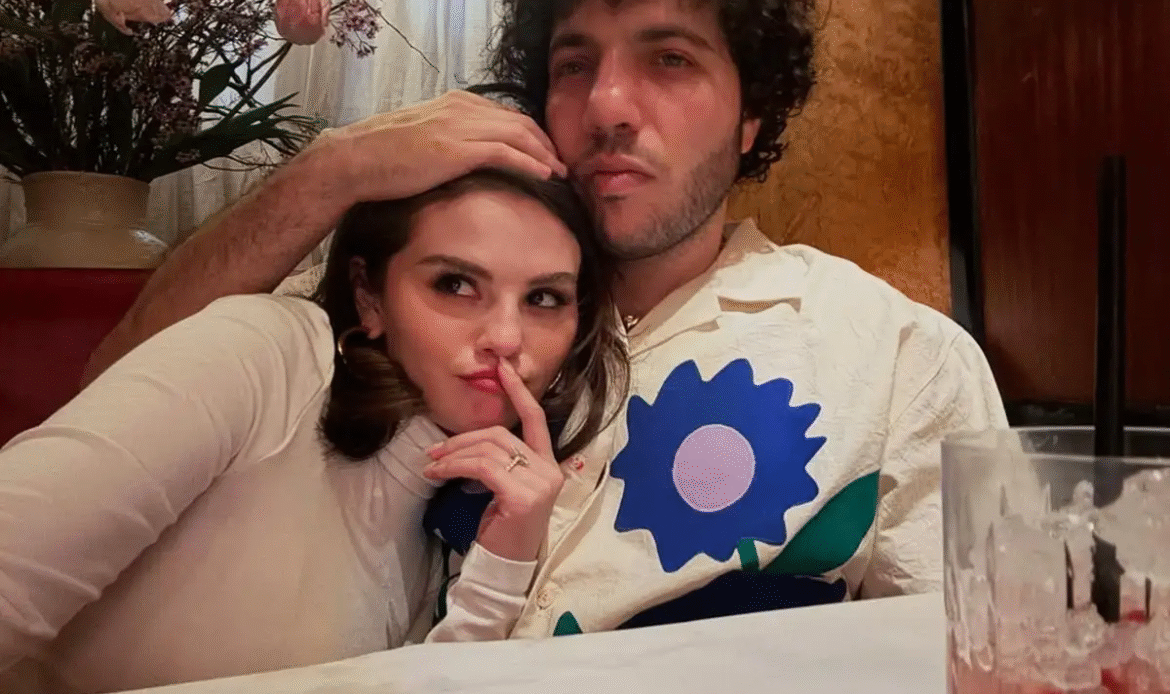 Falou demais? Paris Hilton revela ter recebido covite para o casamento de Selena Gomez