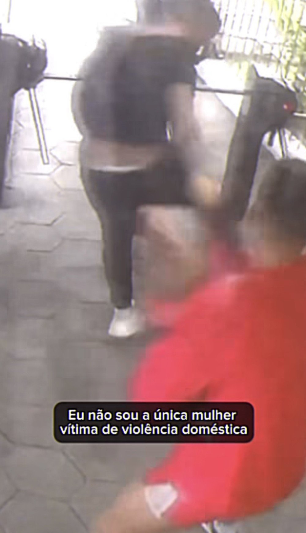 Rayane Figliuzzi, namorada de Belo, divulga imagens fortes de agressão do ex-marido em frente à escola do filho