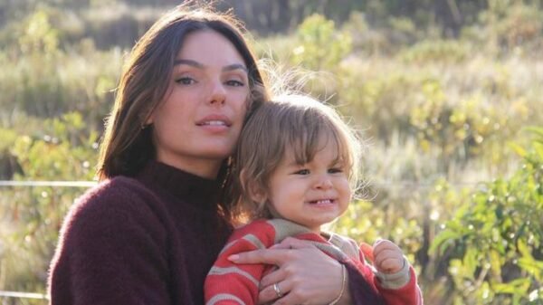 Isis Valverde revela que dormiu após bolsa romper e descreve parto de 15 horas: “Nunca tive medo”