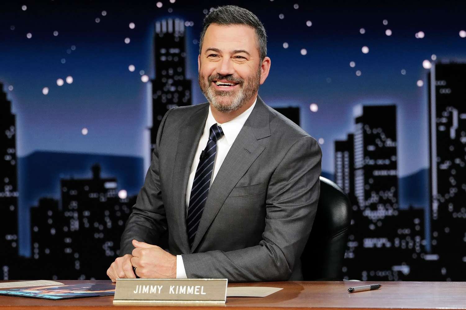 Classe artística se revolta após programa de Jimmy Kimmel ser retirado do ar