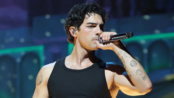 Joe Jonas nega rumores de uso de drogas após vídeo viral em show