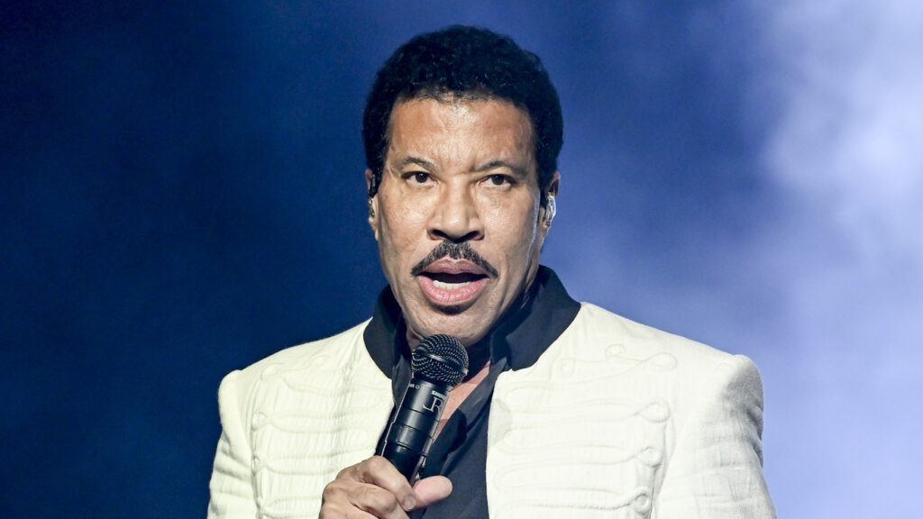Lionel Richie é internado na UTI após show nos Estados Unidos, diz site