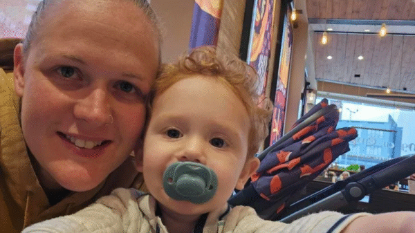 Mãe britânica engravida com esperma de grupo no Facebook e faz alerta: "Não recomendo a ninguém"