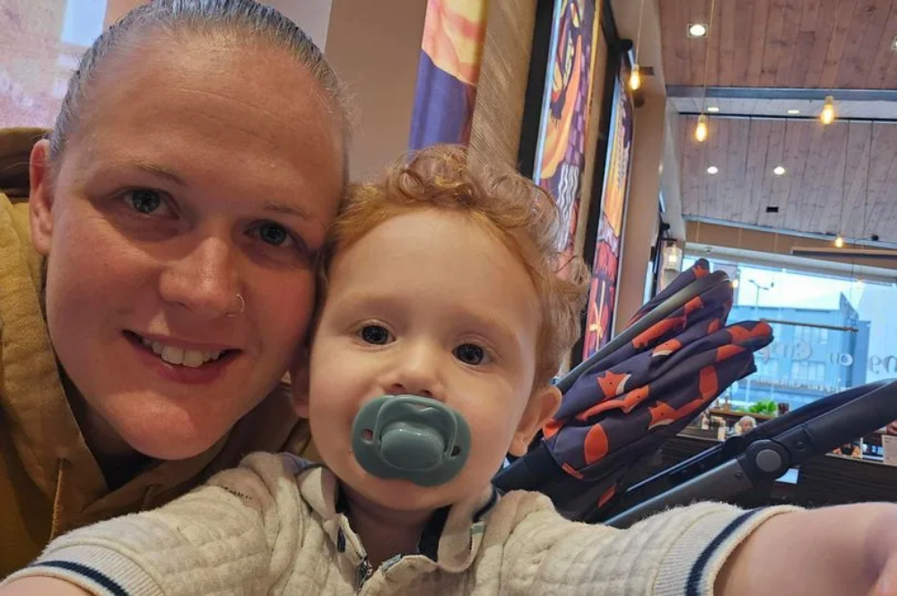 Mãe britânica engravida com esperma de grupo no Facebook e faz alerta: "Não recomendo a ninguém"